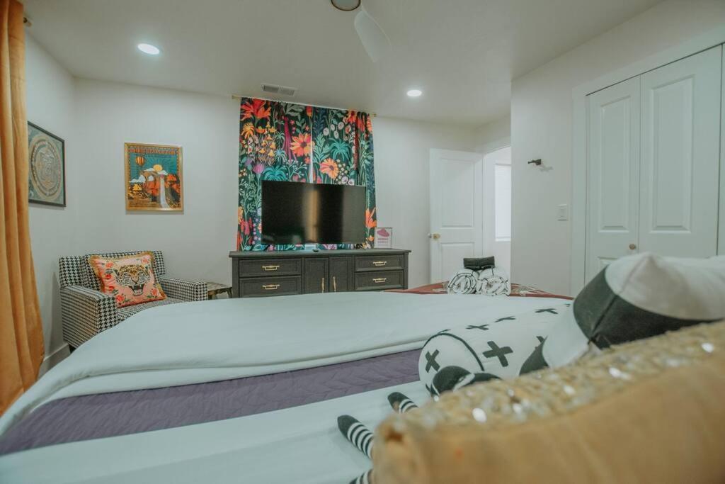 Bohemian Chic An Eclectic Escape-Hot Tub-Pet Friendly-No Pet Fees! Villa Albuquerque Exterior photo