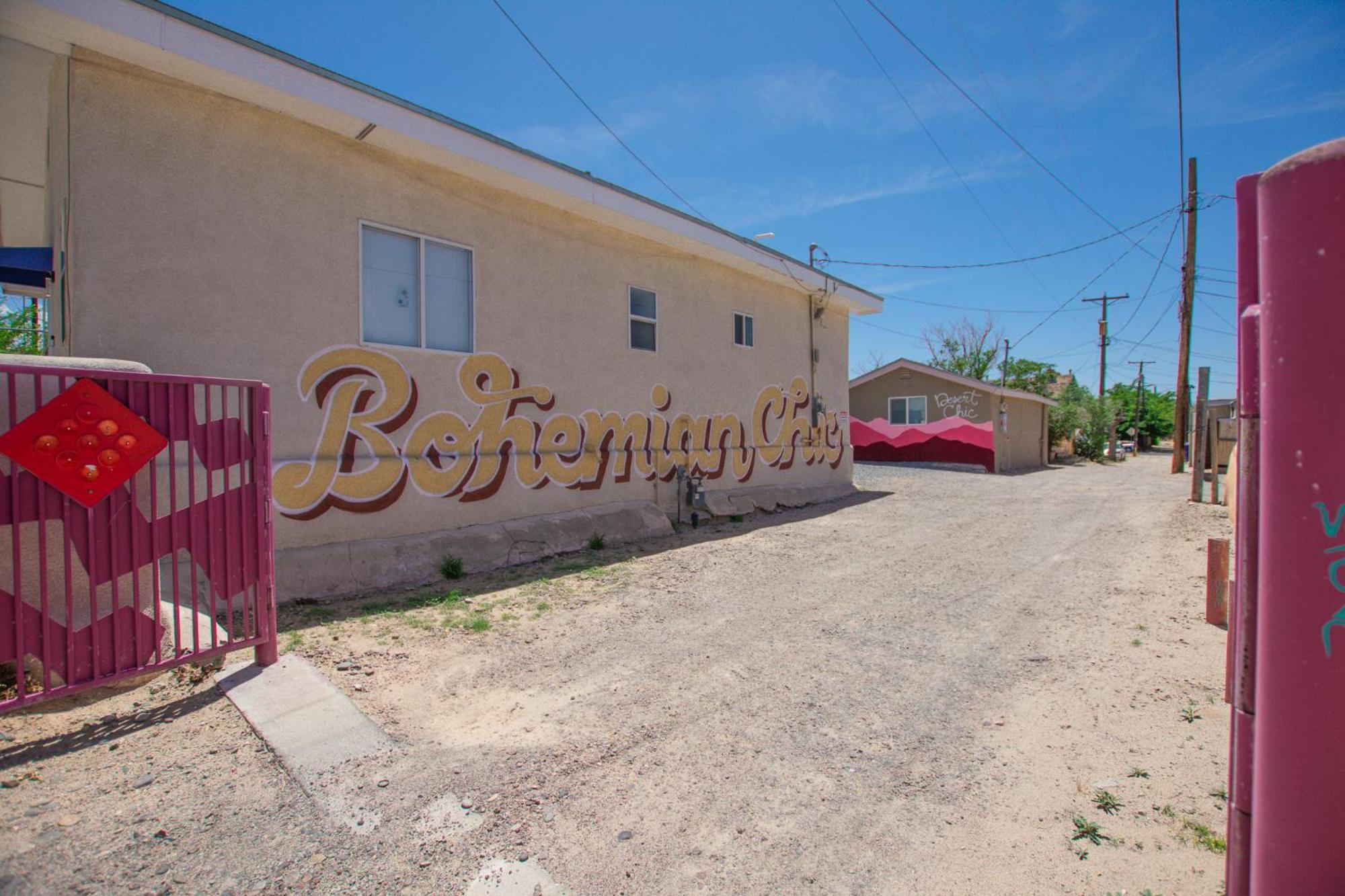 Bohemian Chic An Eclectic Escape-Hot Tub-Pet Friendly-No Pet Fees! Villa Albuquerque Exterior photo