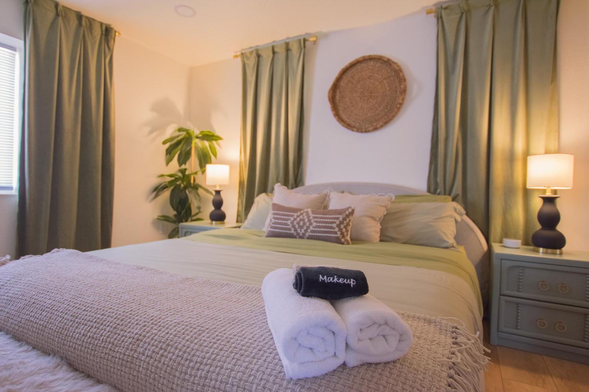 Bohemian Chic An Eclectic Escape-Hot Tub-Pet Friendly-No Pet Fees! Villa Albuquerque Exterior photo
