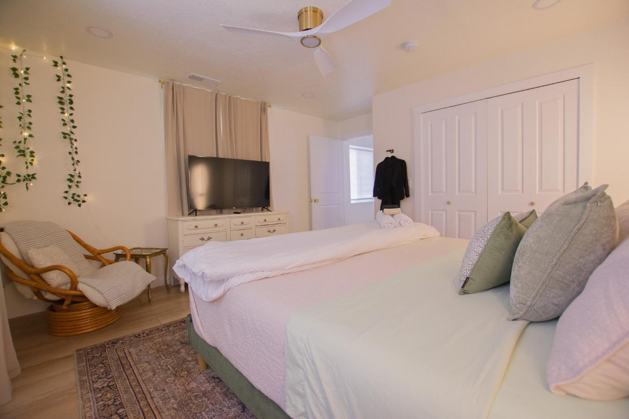 Bohemian Chic An Eclectic Escape-Hot Tub-Pet Friendly-No Pet Fees! Villa Albuquerque Exterior photo